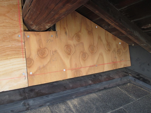 20250529-25　入母屋板金当て